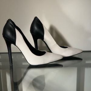G by Guess Black & White Pump